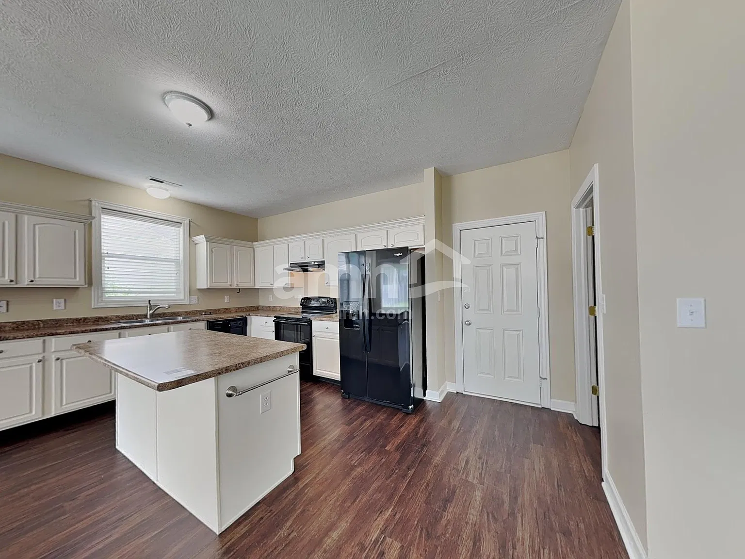 3 bed, 2.5 bath, 2496 sqft, $2,255 — Photo 3