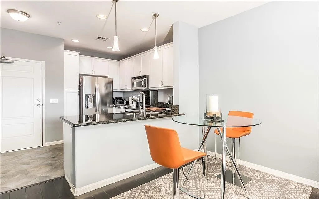 1 bed, 748 sqft, $2,900 — Photo 3