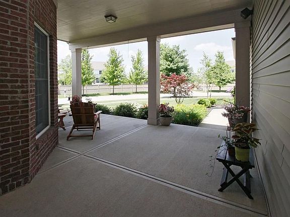 3rd image of 555 Athens Pl