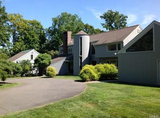 8 Glenmor Dr, Newtown, CT 06470