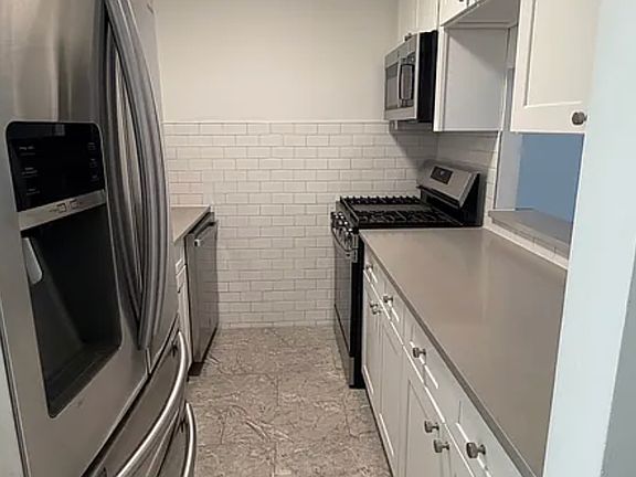 5th image of 198 Moffat St #2