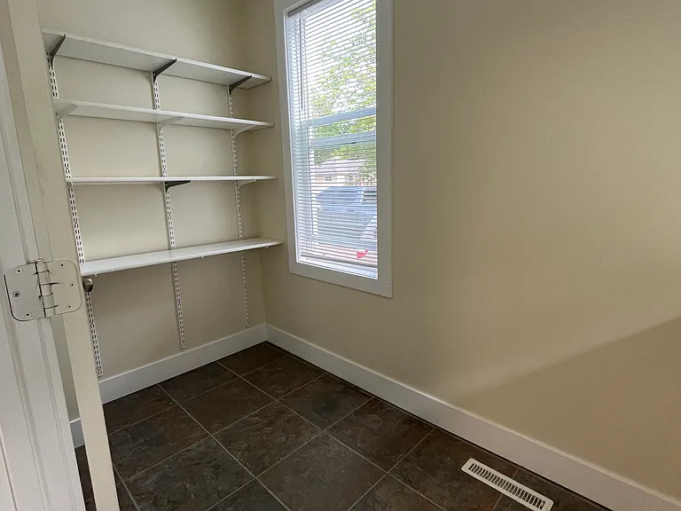556 Franklin St #1 — Photo 4
