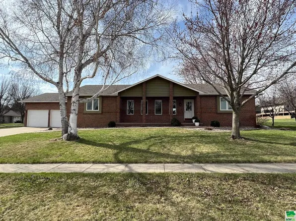 918 5th St SE, Orange City, IA 51041