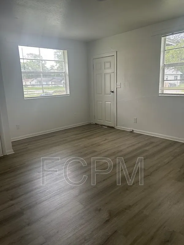 2 bed, 1.0 bath, 831 sqft, $870 — Photo 2
