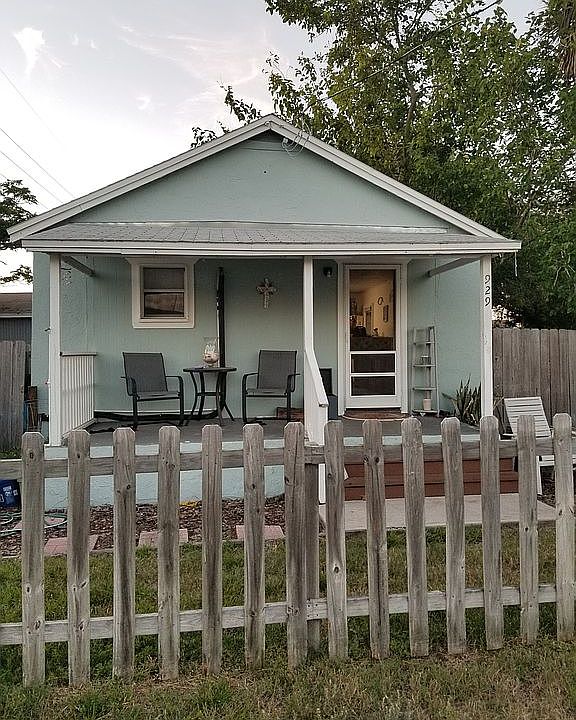 1st image of 929 2nd Ave S