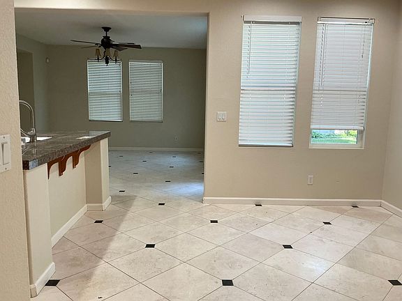 3rd image of 918 Mason Ct