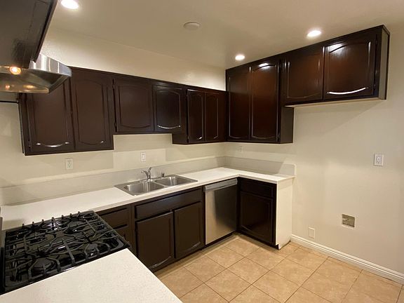5th image of 531 Oak St APT 2