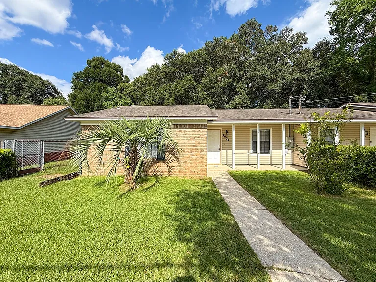 1035 Peakview Dr — Photo 1