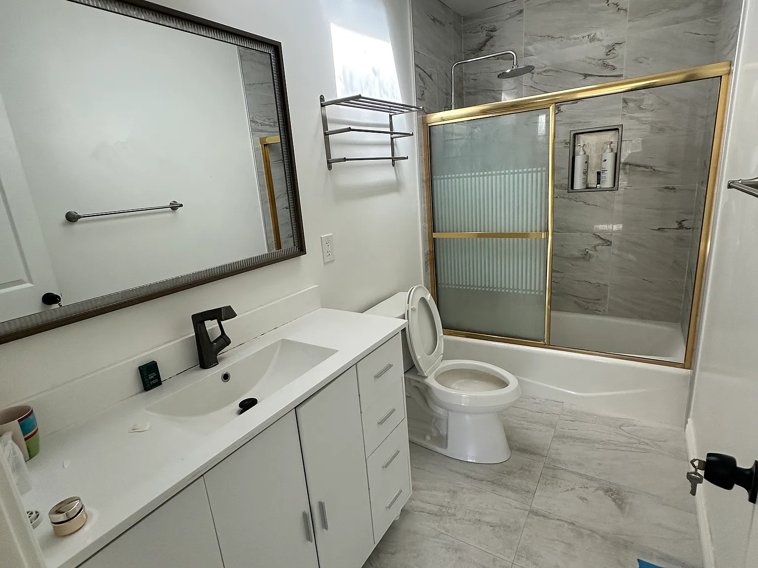 4 bed, 8200 sqft, $5,800 — Photo 2