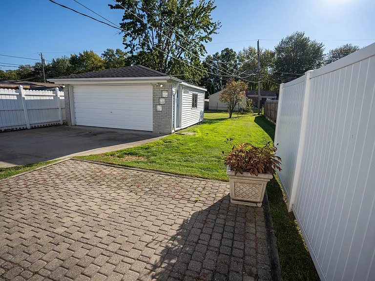 22932 Allor St — Photo 34