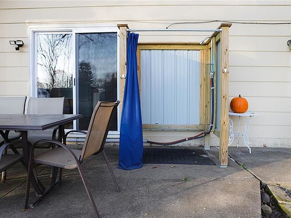 5th image of 261 Marlow St