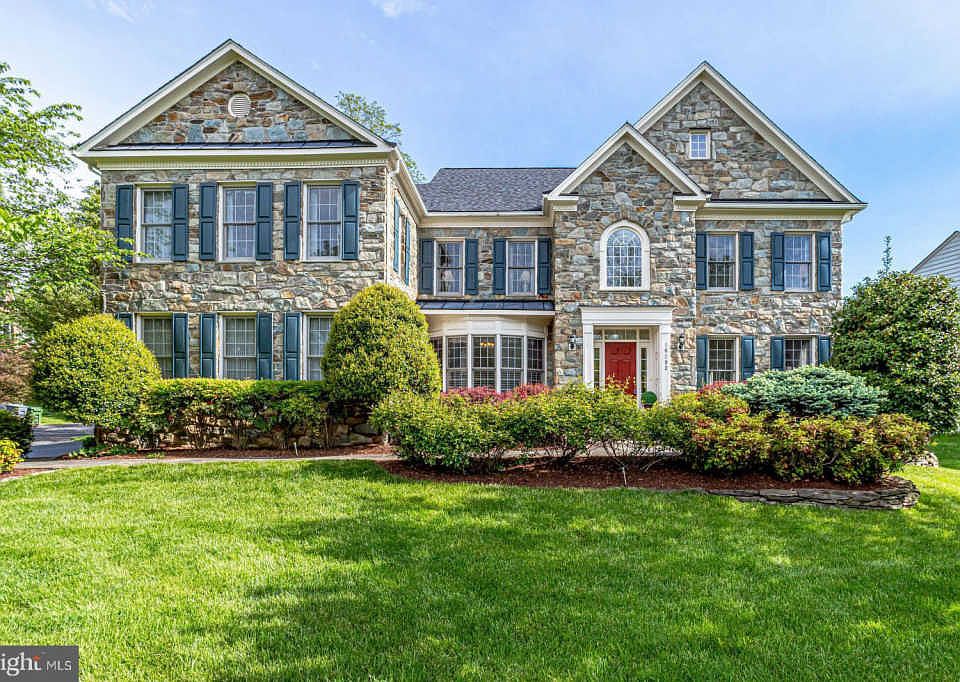 1st image of 10102 Oakton Dr