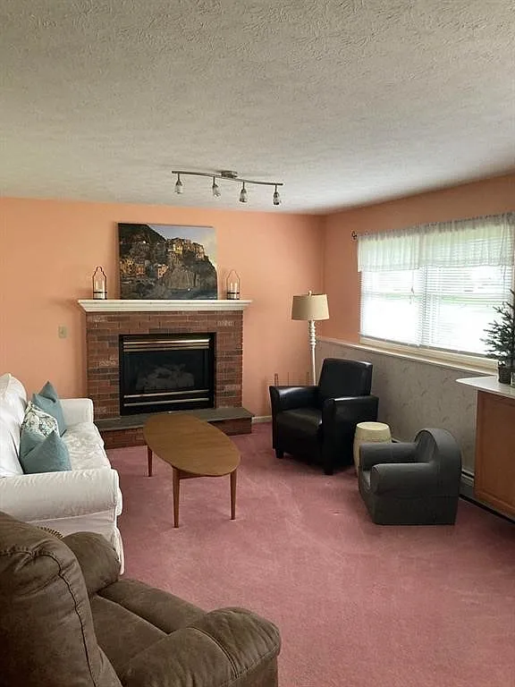 4 bed, 3.0 bath, 2180 sqft, $2,300 — Photo 4