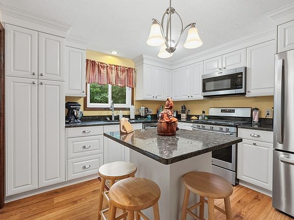 3rd image of 568 Lantern Ln