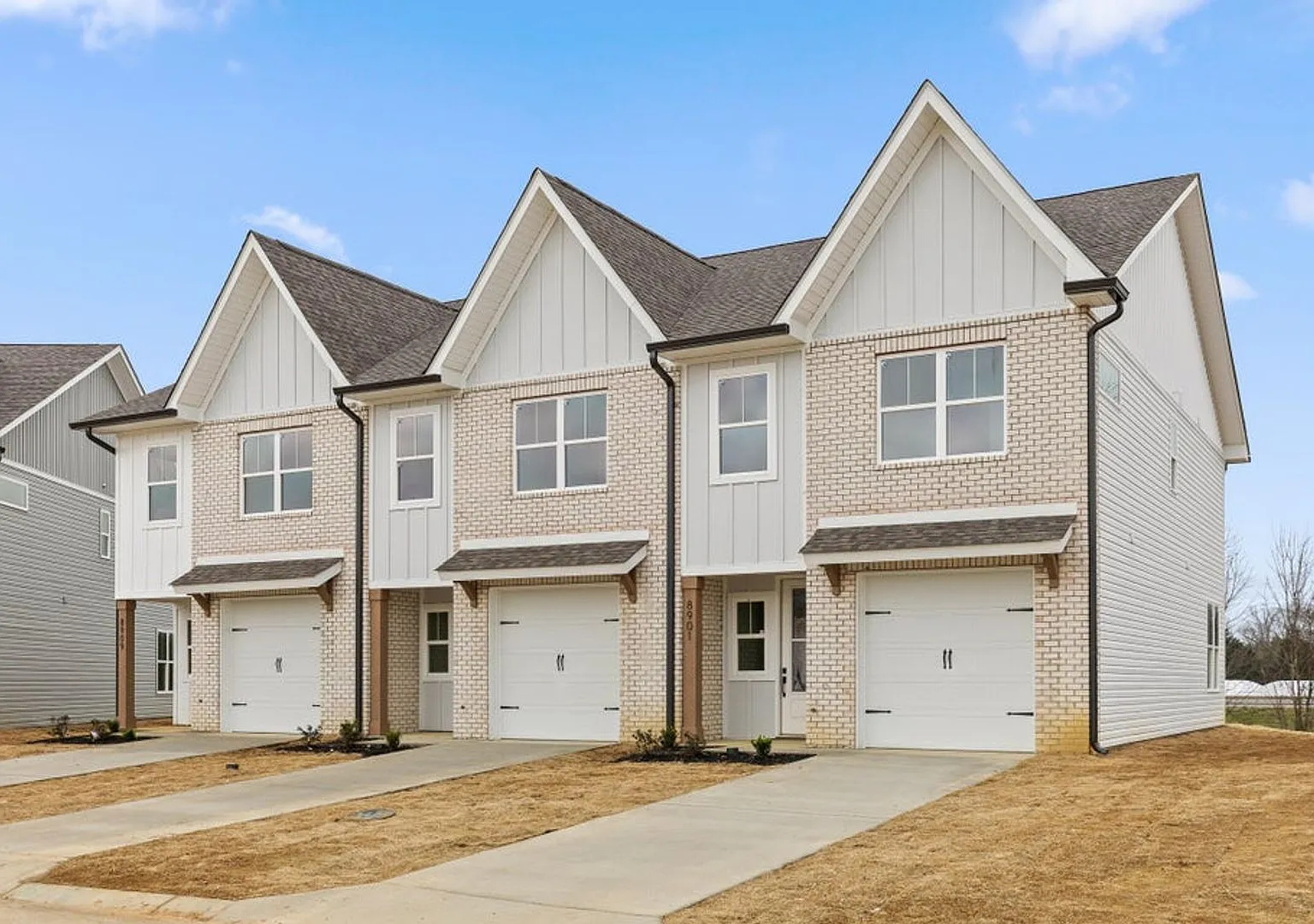 Beautiful 3-Bed Townhome at James Creek — Photo 2