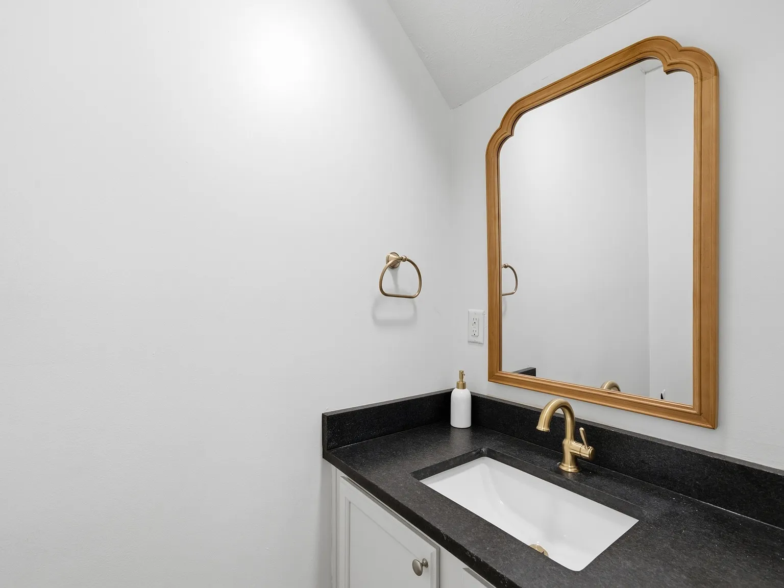 2 bed, 1.5 bath, 1070 sqft, $1,600 — Photo 2
