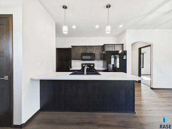 3rd image of 551 Ross St