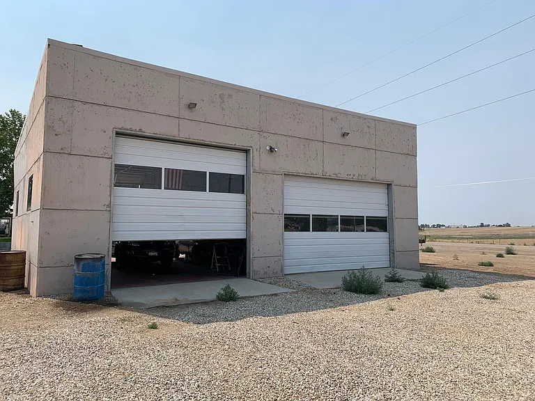 32 x 40 shop with 3 large doors