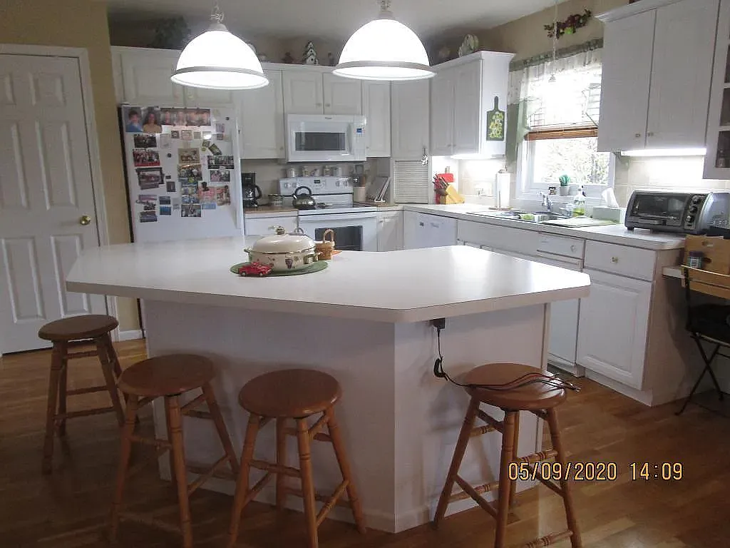 4 bed, 2708 sqft, $2,800 — Photo 4