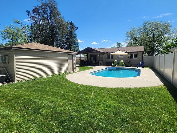 3rd image of 34622 Lynn Dr