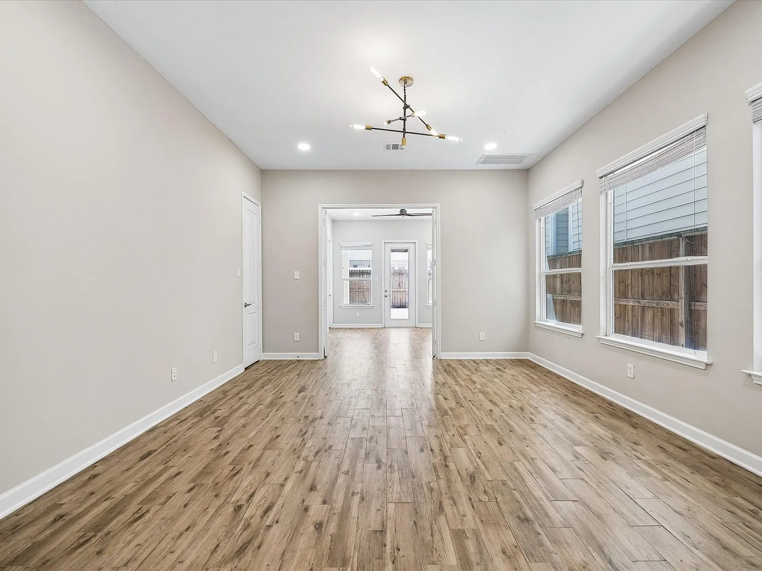 3 bed, 3.5 bath, 2927 sqft, $3,900 — Photo 3