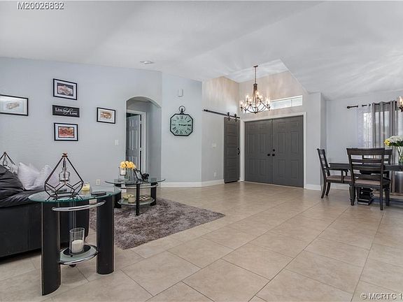 3rd image of 279 SW Tulip Blvd