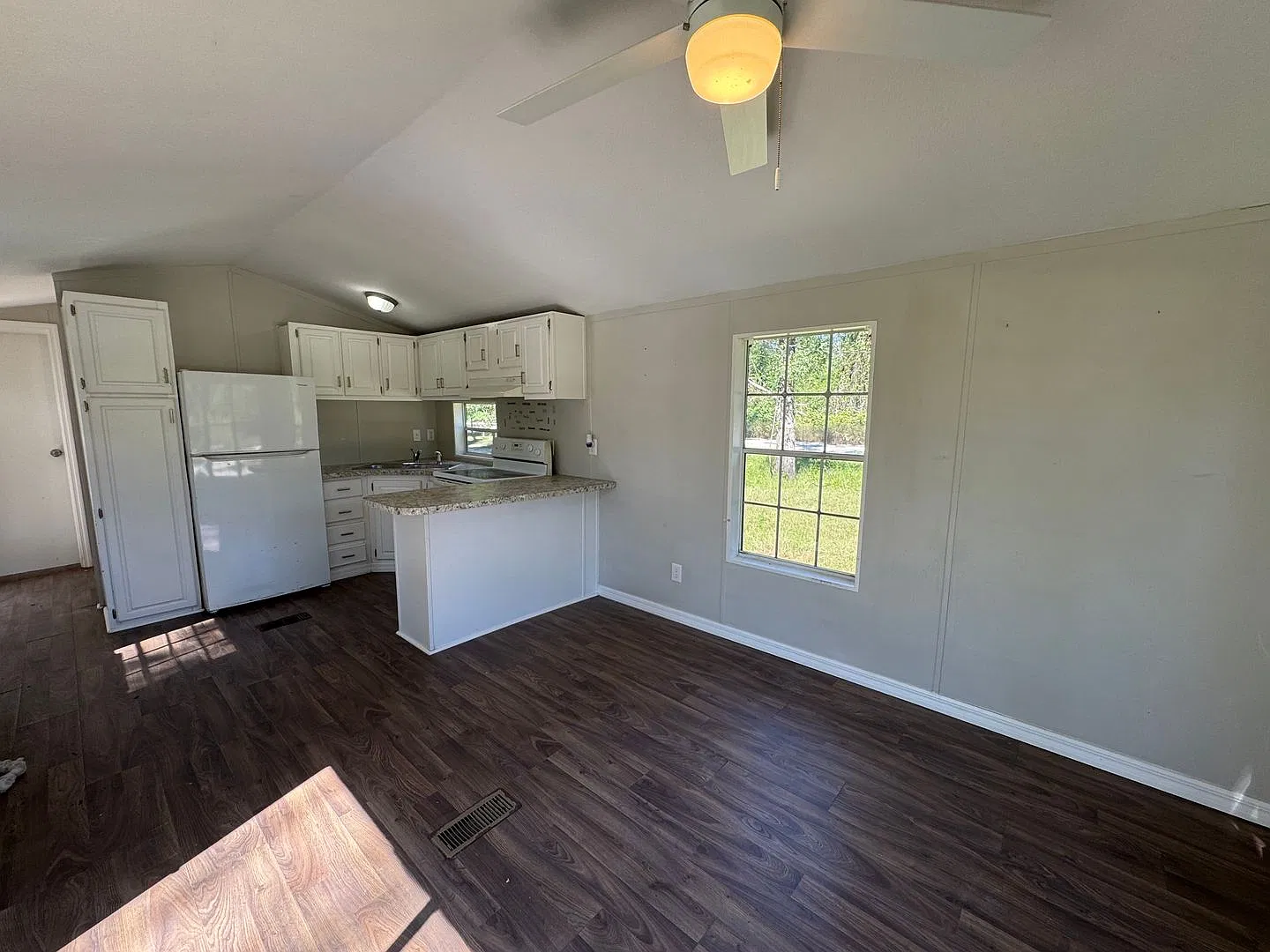 1 Bedroom, 1 Bath Manufactured home in Suwannee County — Photo 3