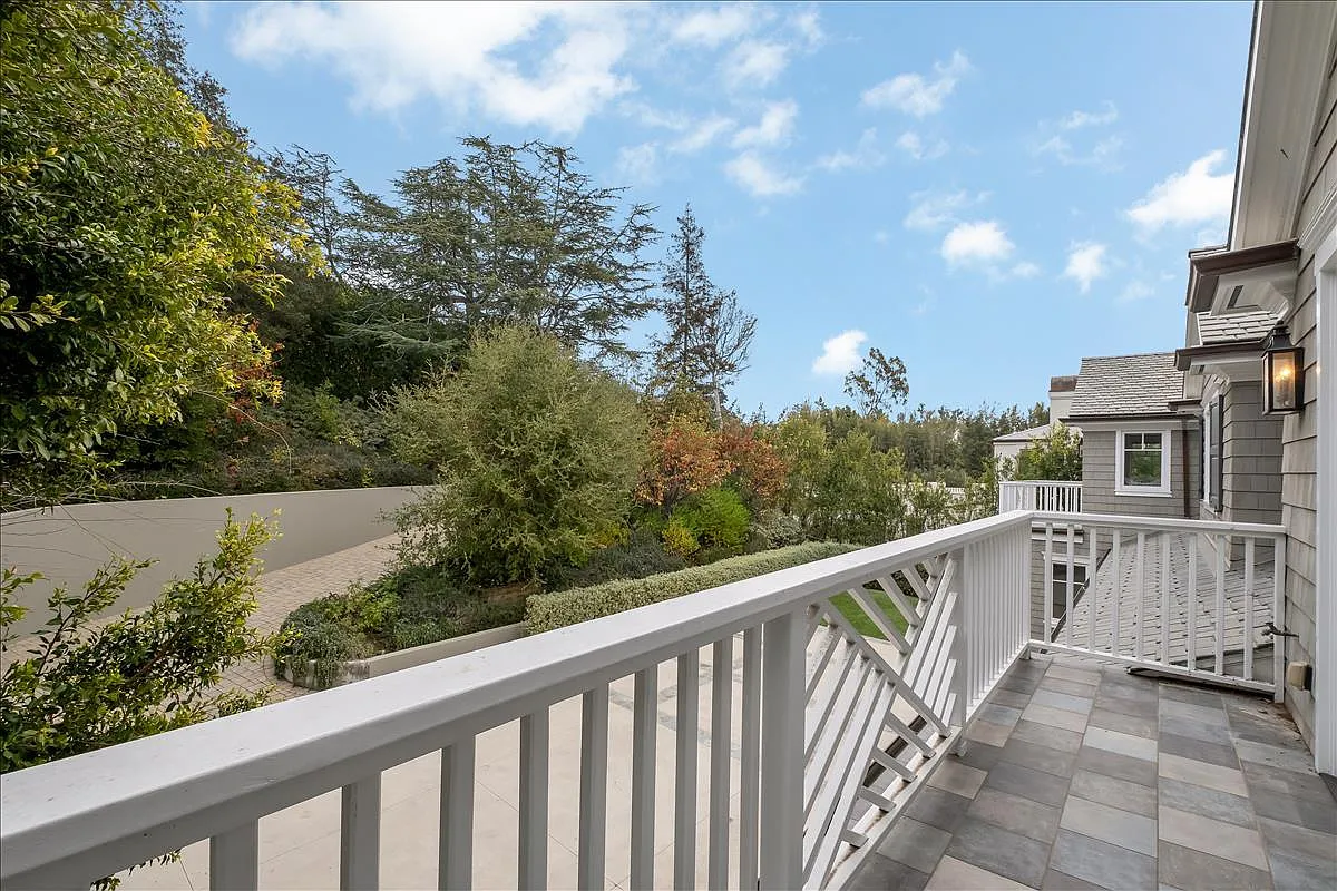 6 bed, 7560 sqft, $69,000 — Photo 3