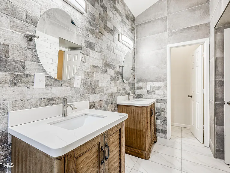 5733 Saplinas Rd — Photo 37