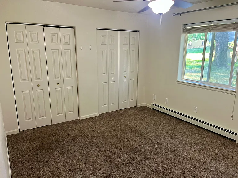 Third bedroom (double closet)