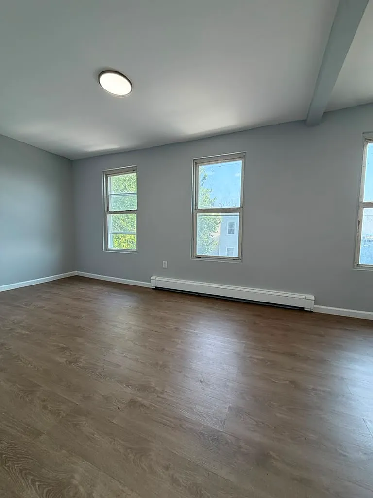 3 bed, 1000 sqft, $2,050 — Photo 4