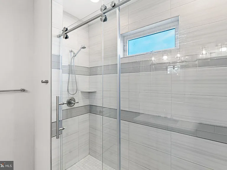 1528 W Seybert St — Photo 22