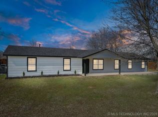 10182 E 530th Rd, Claremore, OK 74019