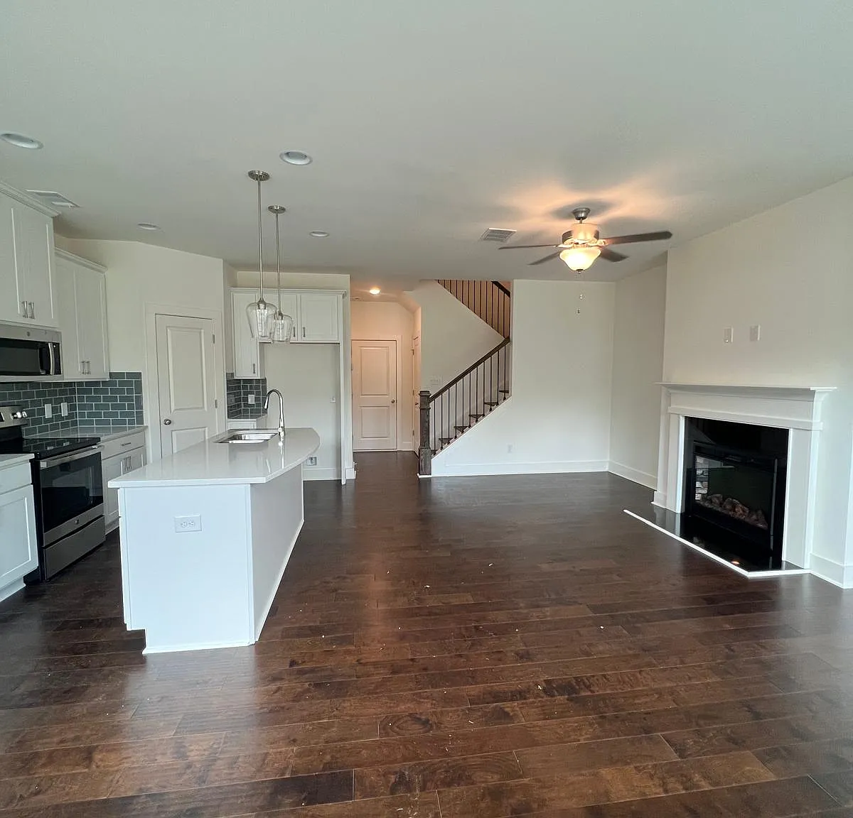 3 bed, 2.5 bath, 1774 sqft, $2,300 — Photo 3