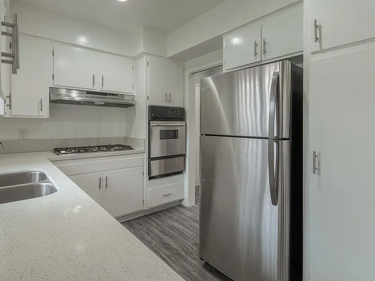 1527 Yale St #6 — Photo 6