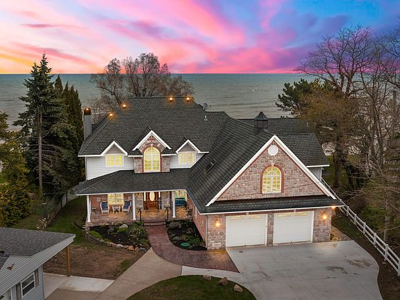 2nd image of 3864 Lakeshore Rd