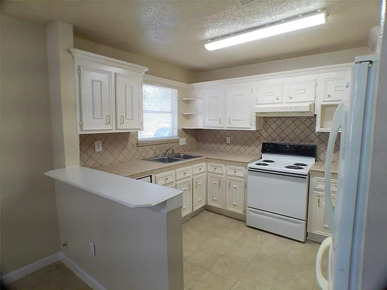 1301 Glenmore Dr — Photo 3