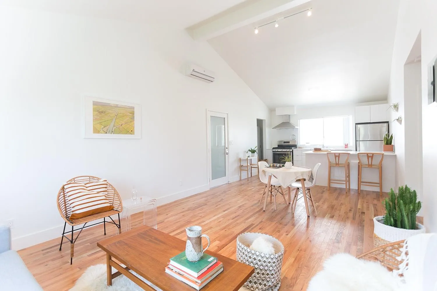 2 bed, 800 sqft, $3,250 — Photo 1