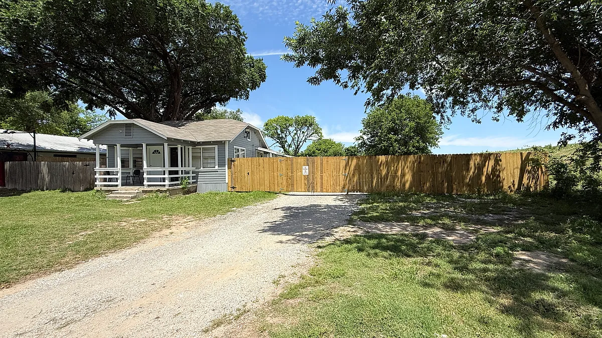 Building Photo - 4200 Bonita Dr #A
