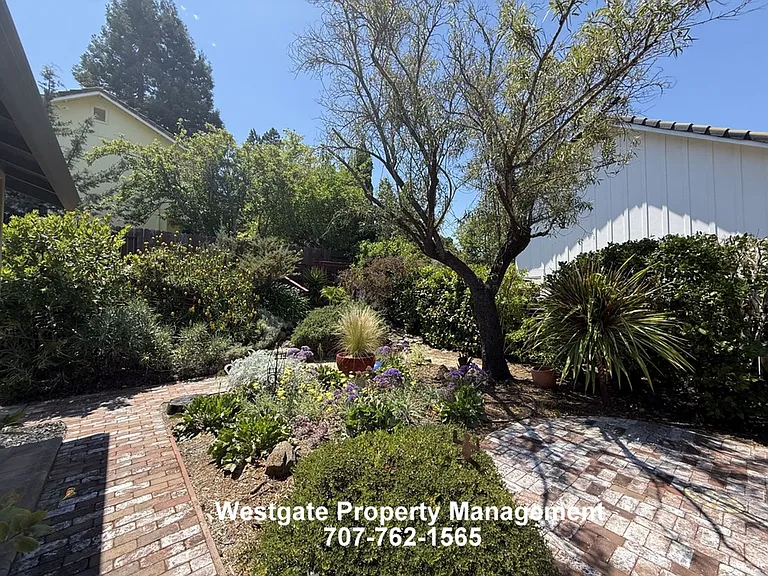 400 Smith Ct — Photo 16