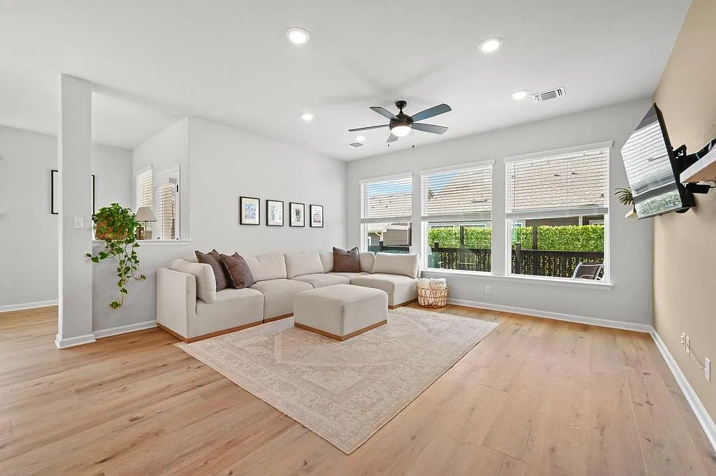 3 bed, 2.5 bath, 2355 sqft, $2,600 — Photo 4