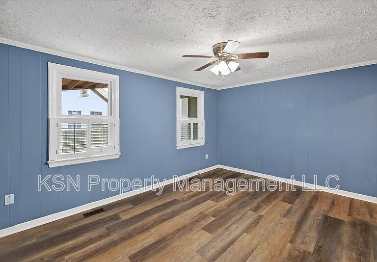 1919 Greenwood St — Photo 9