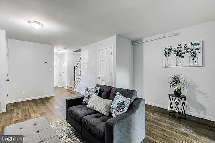 323 Sweet Briar Ct — Photo 15