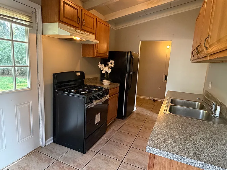 225 Londonderry Dr — Photo 2