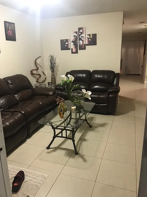 2 bed, 851 sqft, $2,700 — Photo 2
