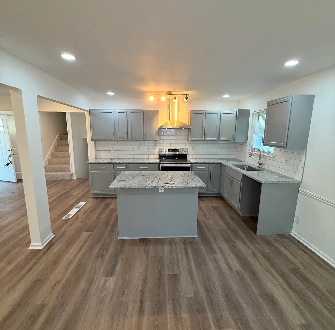 5 bed, 2.5 bath, 2700 sqft, $3,250 — Photo 2
