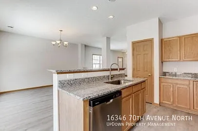 Spacious 3-Bedroom End unit Townhouse with 3 Full Baths in Maple Grove's Prime Location — Photo 3