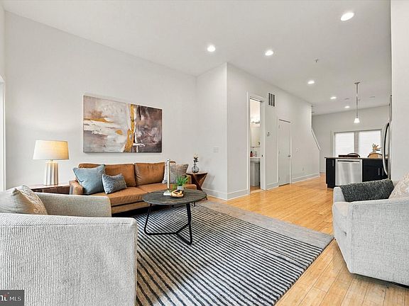 4th image of 1243 Crease St #1