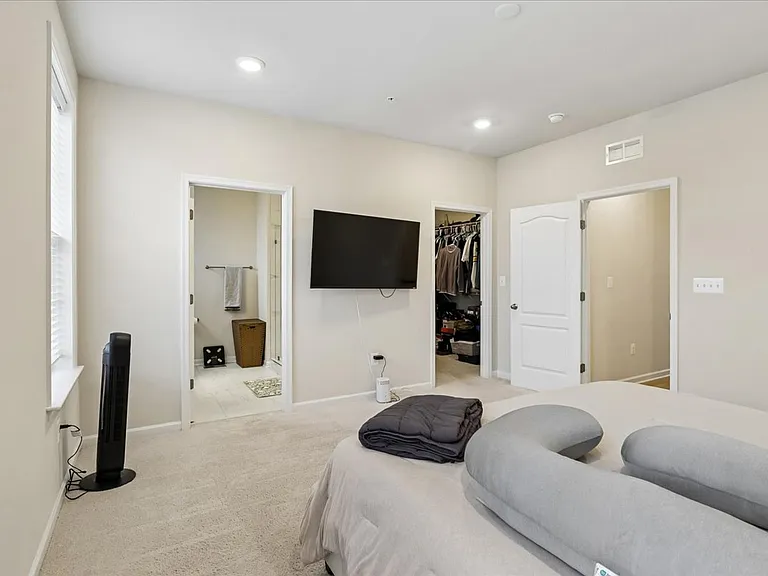 10800 Blanton Way — Photo 10