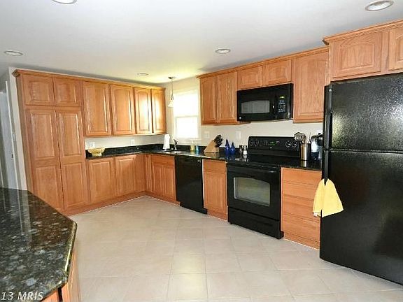 5th image of 725 Oak Grove Cir